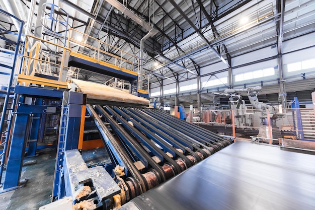 Ligne d'assemblage d'équipements d'usine opérationnelle moderne produisant un concept d'atelier de travail des métaux de machines de l'industrie lourde en fibre de verre